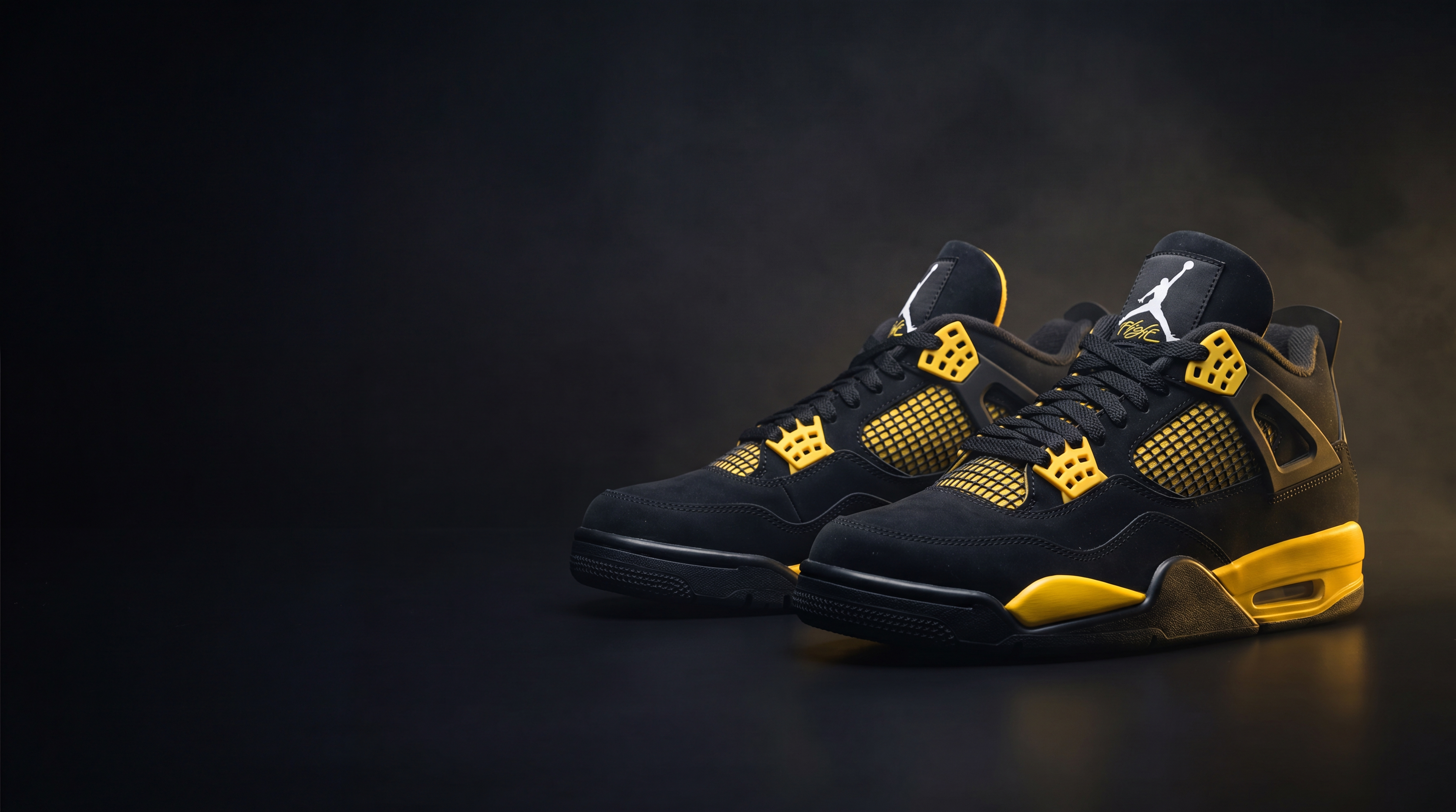 csboutik hero Jordan 4 Thunder
